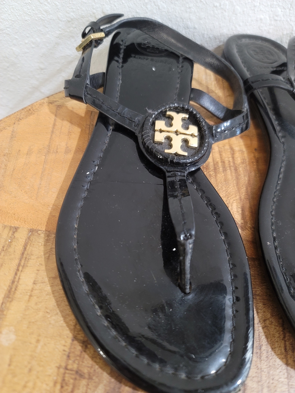 Tory Burch Black Patent Miller Logo Thong Sandals - Picture 4 of 4